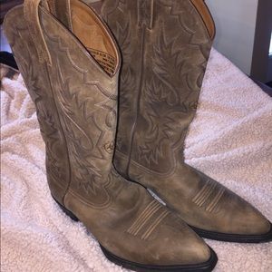 LIKE NEW Ariat Men’s cowboy boot; SIZE: 10.5